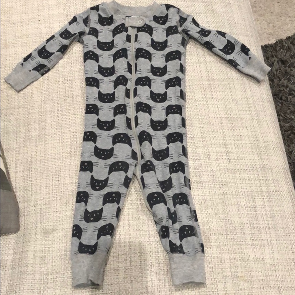 Hanna Andersson cat print zip up pajamas.